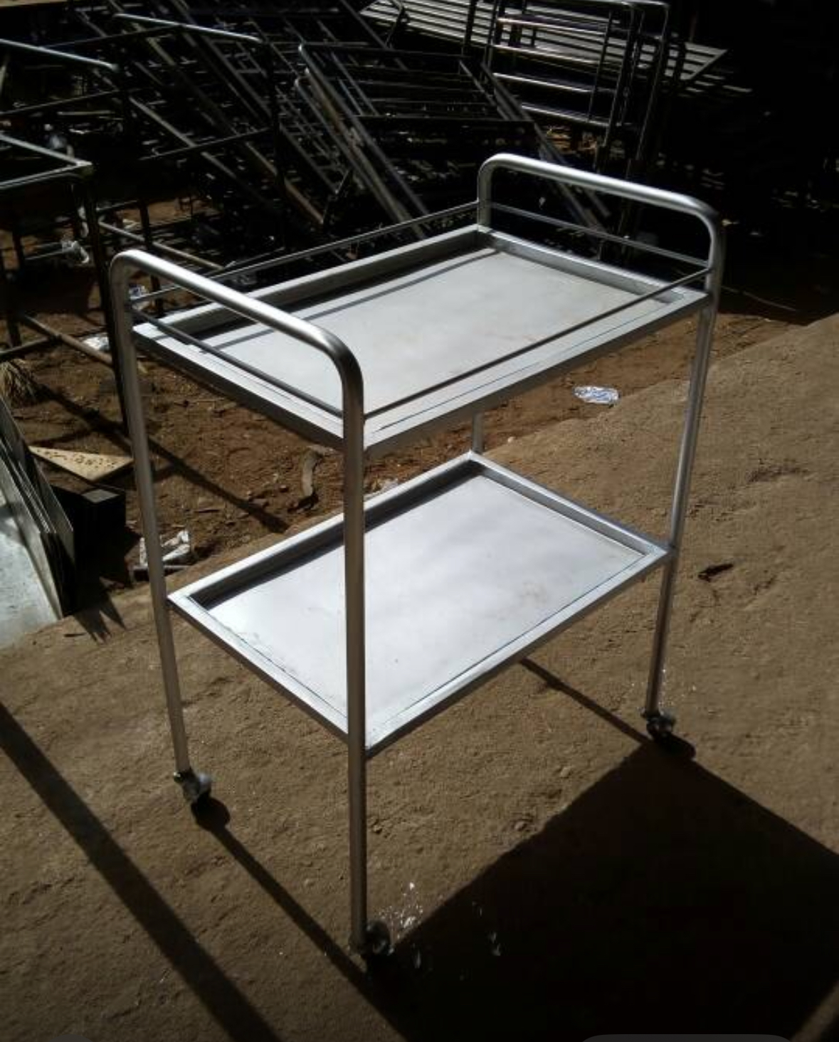 CHARRIOT DE SOINS DE FABRICATIONN LOCALE – Image 2